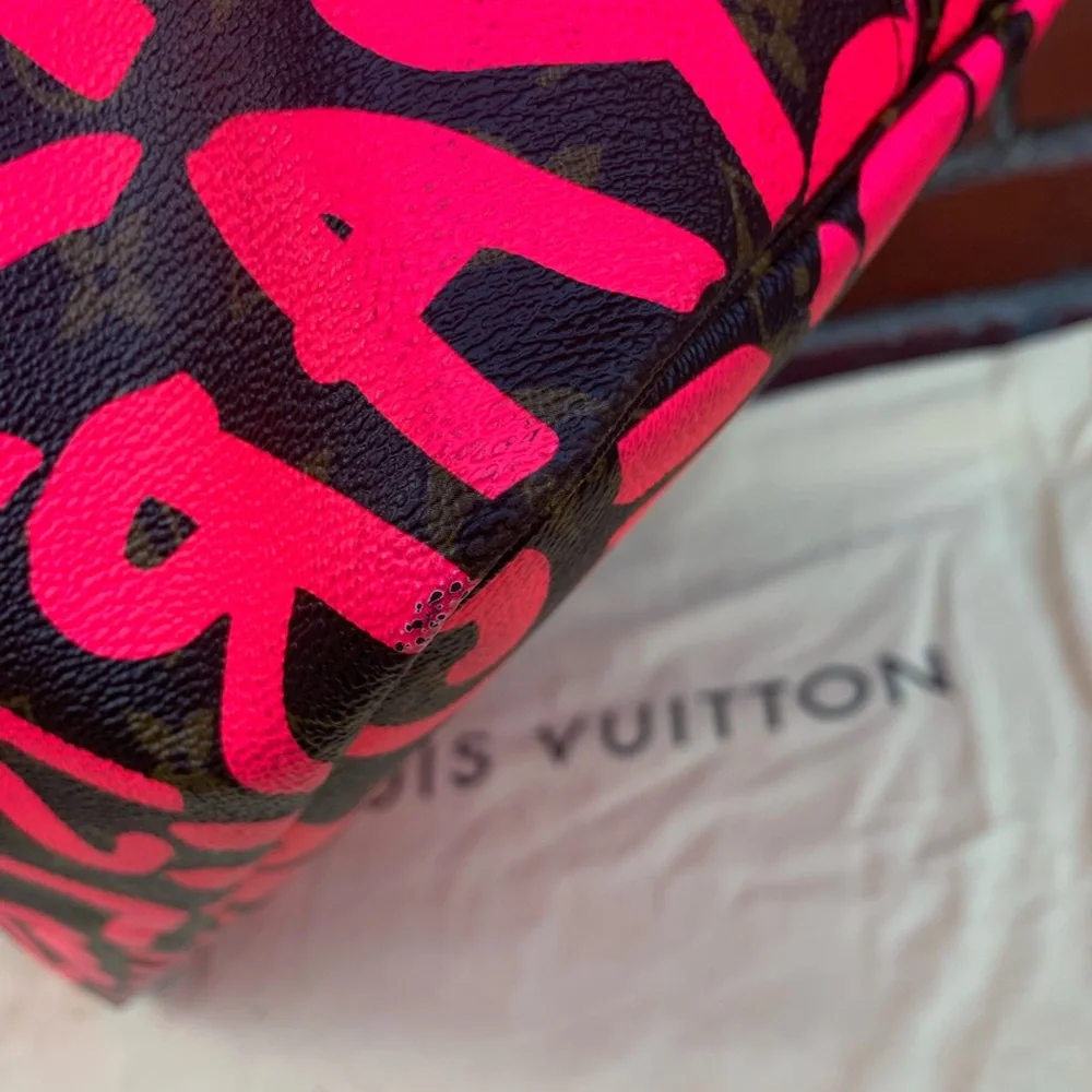 LOUIS VUITTON
Limited Edition Fuchsia Stephen Sprouse Graffiti Neverfull GM Bag - Picture 5 of 16